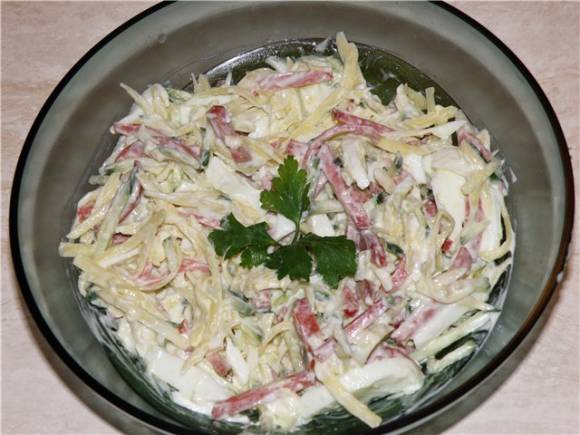 «Баварский» салат с сыром и копченой колбасой