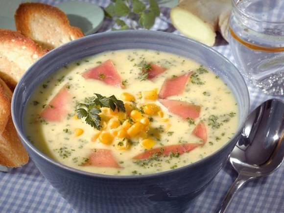 Белый суп с плавленым сыром, креветками и лососем