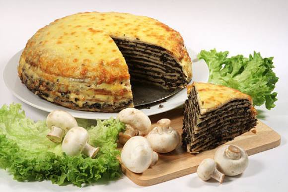 Блинный торт с копченой корейкой и грибами