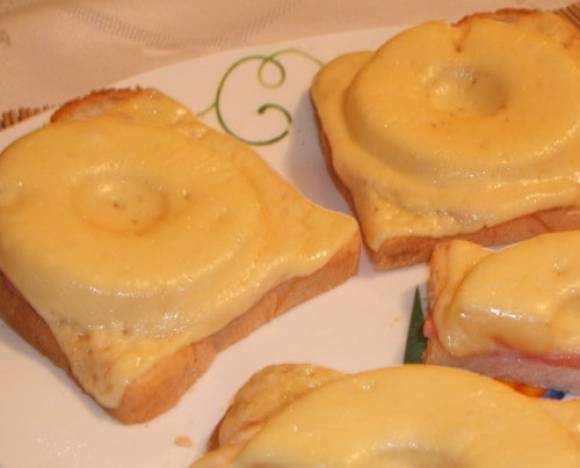 Бутерброды с ананасом и сыром к 8-му марта