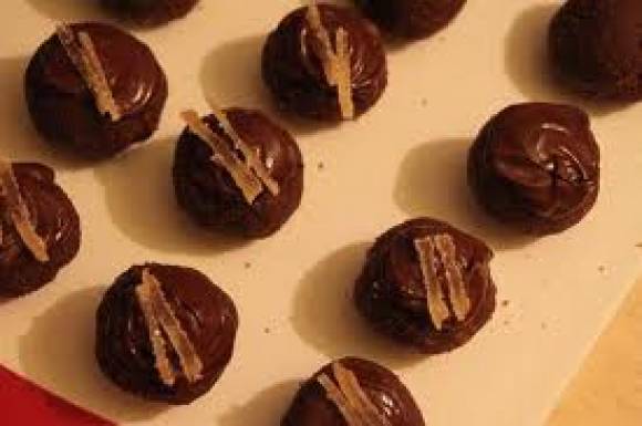 Конфеты из чернослива с сухарной начинкой в шоколаде
