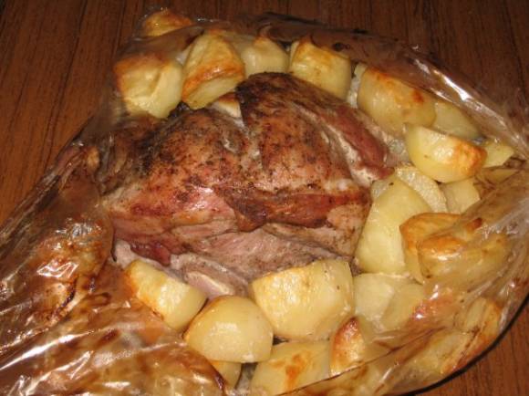 Мясо с картошкой в рукаве