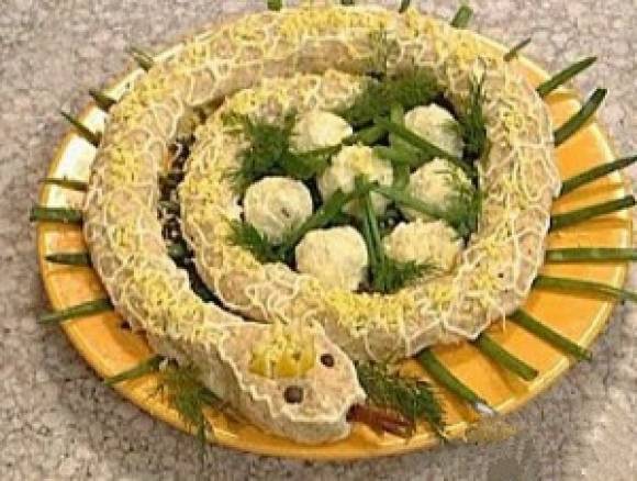 Новогоднее блюдо «Змея в гнезде»