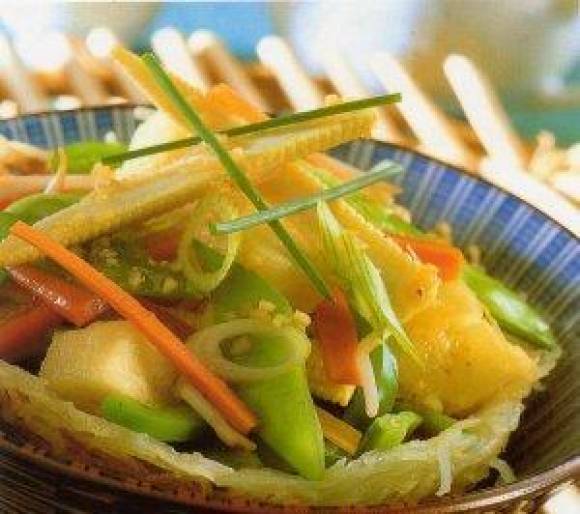 Новогодний китайский салат с картофельными гнездами