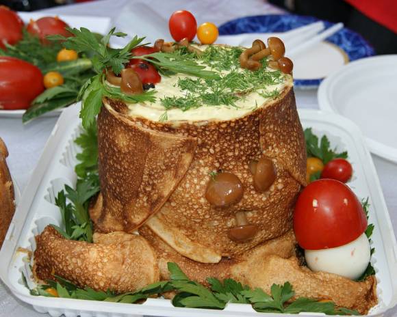 Новогодний салат с ветчиной и грибами «Пенек»