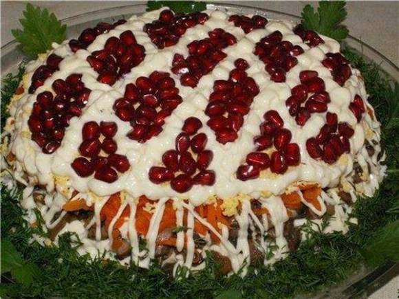 Новогодний салат «Сказка» с телятиной и грибами