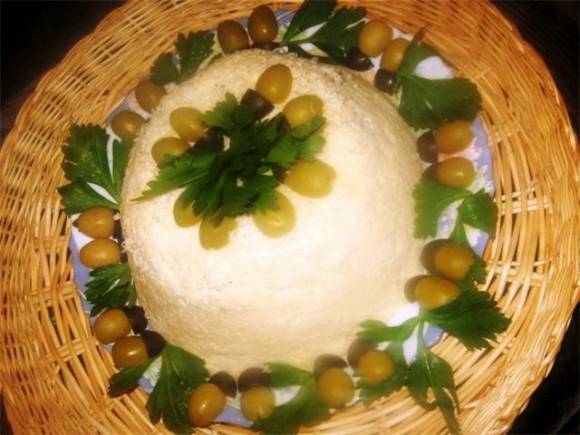 Новогодний салат слоеный со скумбрией «Жёлудь»