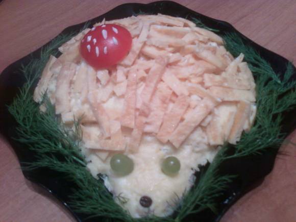 Новогодний салат «Ёжик» с курицей и сыром