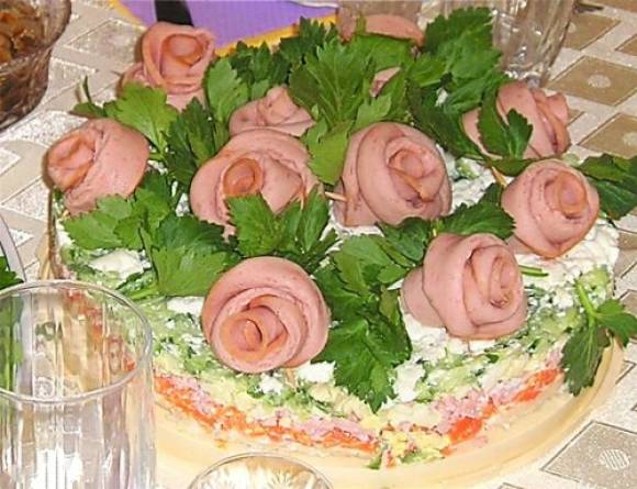 Овощной  новогодний салат с колбасой «Букет роз»