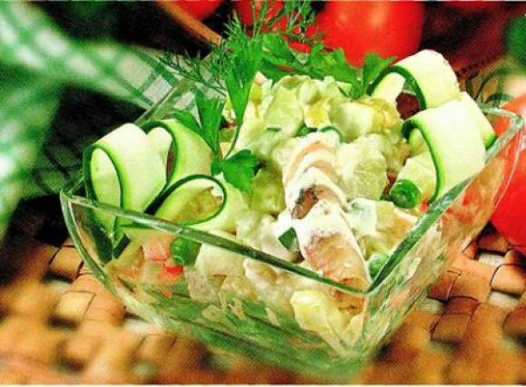 Пасхальный салат из форели со свежим огурцом и авокадо