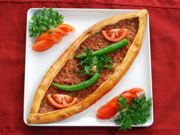 Пицца с говядиной «Пайд» по-турецки