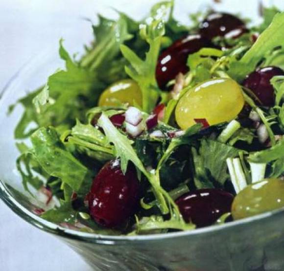 Постный необычный салат с маринованным виноградом и зеленым луком
