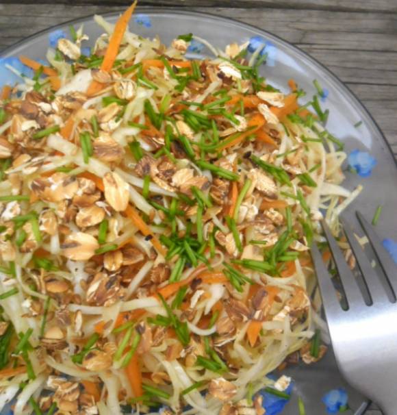 Постный салат из пекинской капусты с орехами и овсяными хлопьями