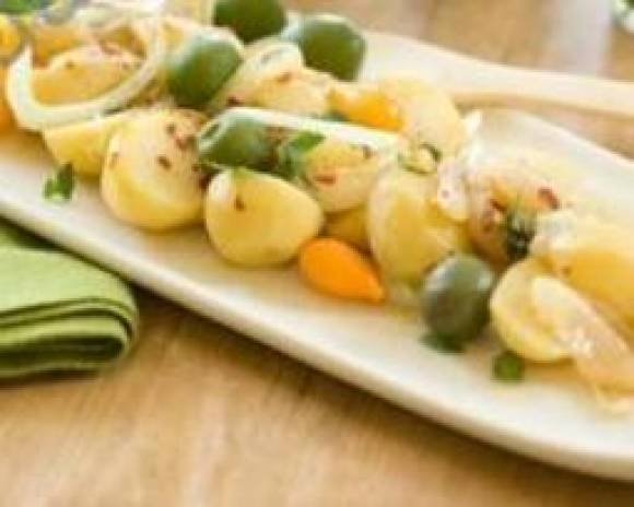 Постный салат по-гречески с оливками и картофелем
