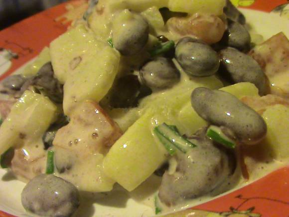 Постный салат с фасолью, картофелем и луком