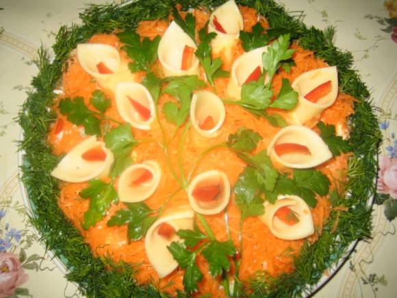 «Праздничный» салат с копченым окороком