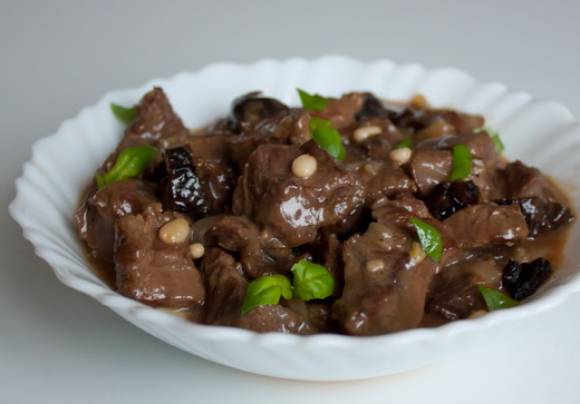 Рецепты из говядины: «Говядина с черносливом и кедровыми орешками»