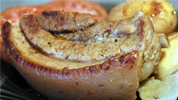 Рубленое мясо грудинки в укропном соусе