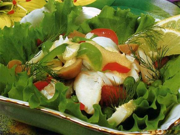Рыбный салат с добавлением зеленого горошка