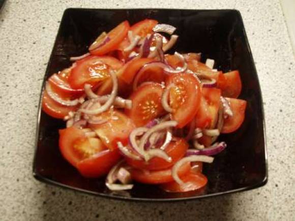 Салат из лука и томатов «Постный»