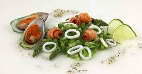 Салат из морепродуктов и эндивия