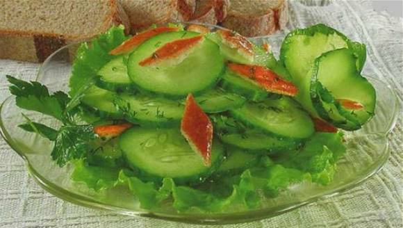 Салат из зелени с уксусом и маслом