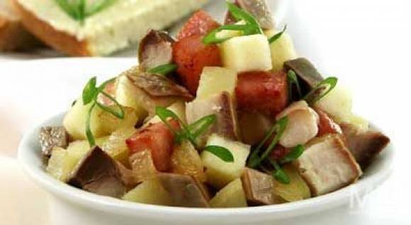 Салат картофельный с копченой рыбой