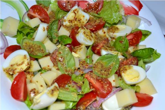 Салат «Легкий» с сыром моцарелла, перепелиными яйцами и помидорами черри к Пасхе