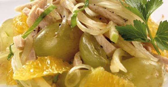 Салат «Питательный» со свининой и фруктами