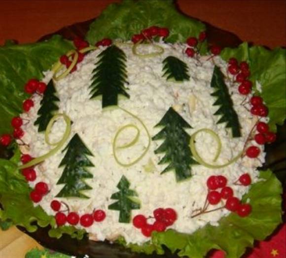 Салат с фруктами, овощами, курицей и грибами «Новогодняя елочка»