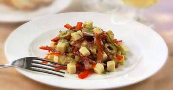 Салат с копченым сыром и сырокопченой колбасой