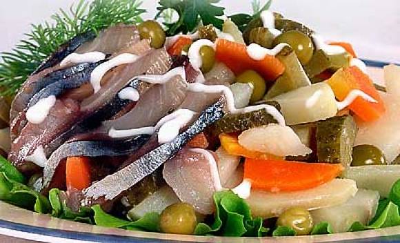 Салат с рыбой горячего копчения