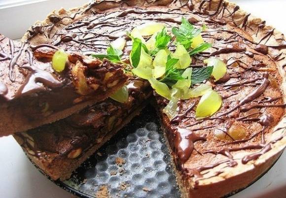 Шоколадный торт с орехами и виноградом