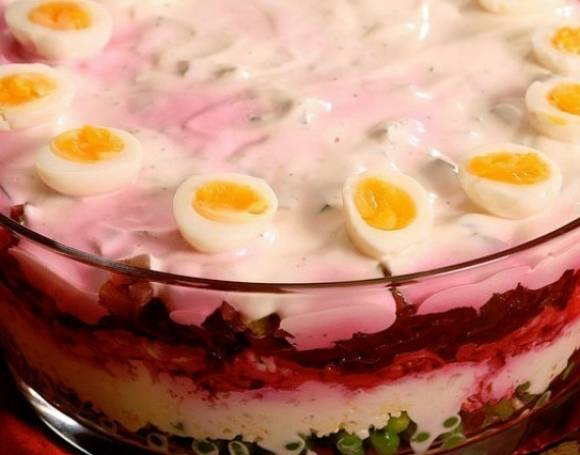 Слоёный салат с перепелиными яйцами и горохом