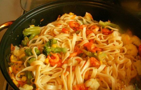 Спагетти с овощами и креветками к посту