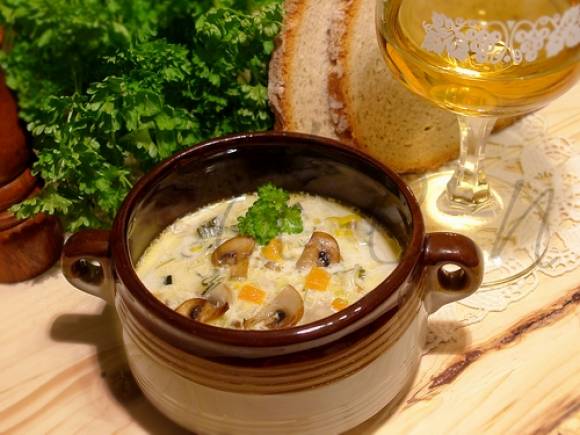 Суп сырный с добавлением грибов и мяса