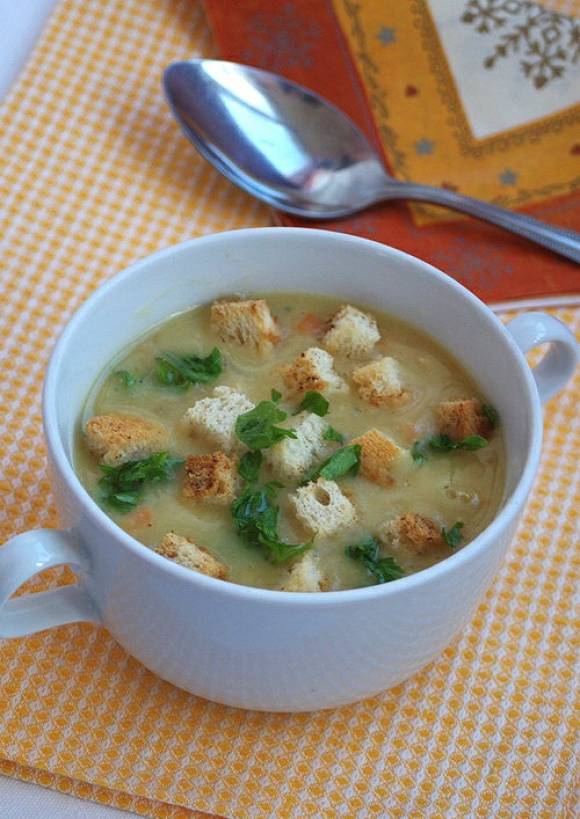 Сытный гороховый суп-пюре с гренками