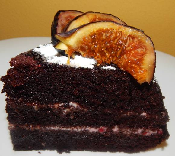 Торт "Шоколад на кипятке" со сливочно - малиновым кремом