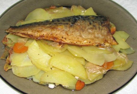 Запеченная картошка с рыбой в духовке