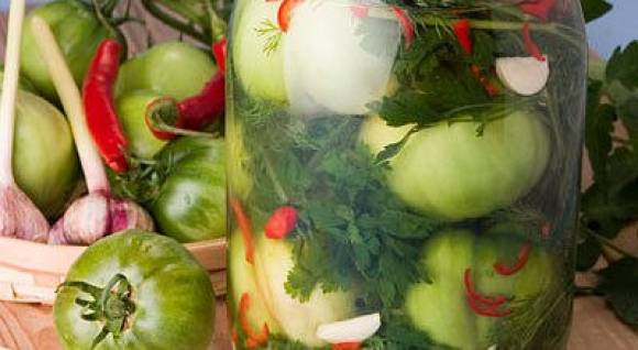 Зеленые томаты с перцем и зеленью