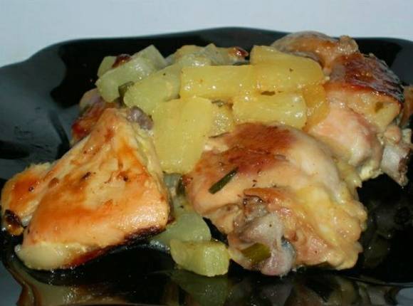 Жареная курица с ананасами