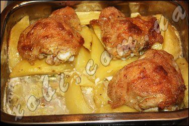  картофель с куриными бедрышками запеченный в духовке