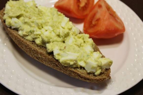 Бутерброды с салатом из авокадо и яиц – вкусная закуска