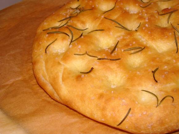 Лепешка-пирог на квасе с сыром, помидором и оливками