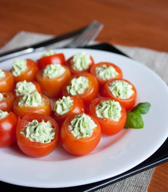 Новогодние томаты черри с базиликовым кремом