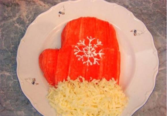 Новогодний рыбный салат «Варежка»