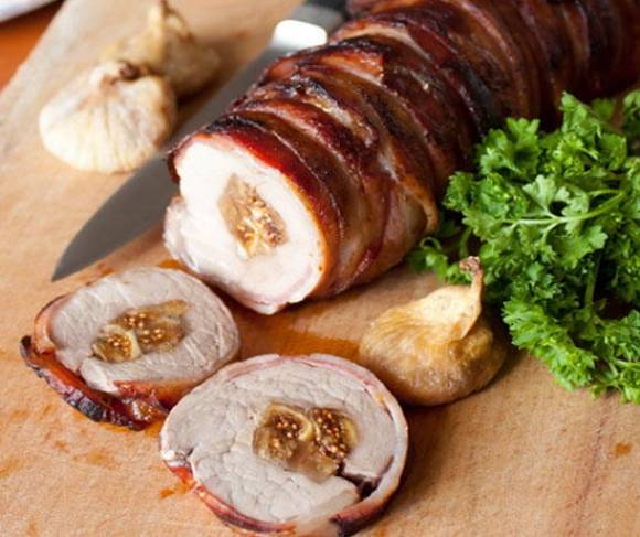 Новогодняя свиная вырезка в беконе с инжиром