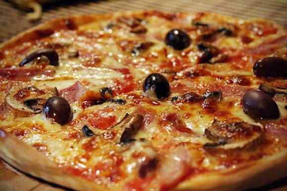 Пицца с салями и маслинами к 8-му марта