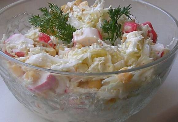 Постный салат «Солененький» из кукурузы и крабовых палочек с квашеной капустой