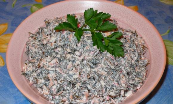 Салат новогодний «Глубокое озеро» с морской капустой